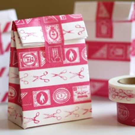 დაგჭირდებათ: მაკრატელი, A3 ფორმატის ზომის (ან უფრო დიდი ზომის) კონვერტი, ფერატი წებოვანი ქაღალდი (სკოჩი).