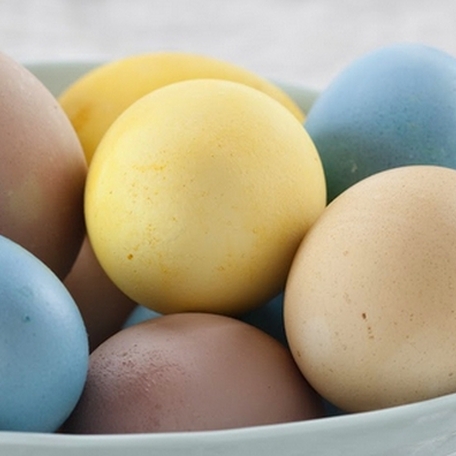 რისი გამოყენება გიცდიათ ბუნებრივ საღებავად? გამოგიყენებიათ ჭარხალი ან ყავის მარცვლები? გთავაზობთ კვერცხის შეღებვის ბუნებრივ მეთოდს ნატურალური საღებავებით. აუცილებლად გაეცანით და მოგვწერეთ, თუ თქვენთვის ცნობილია სააღდგომო კვერცხის შეღებვის სხვა ბუნებრივი მეთოდიც!