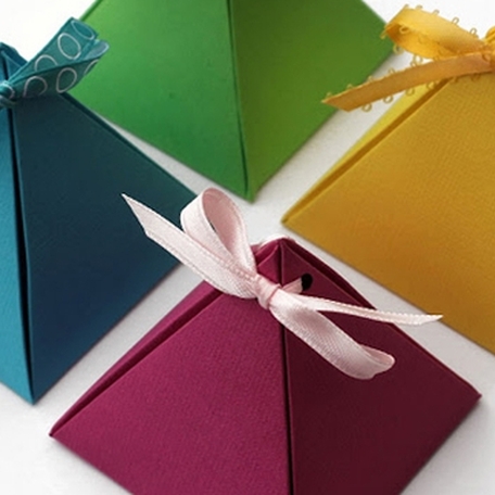 დაგჭირდებათ: მაკრატელი, სახაზავი, ფანქარი, ლურსმანი, ფერადი ფურცლები, ლენტი.