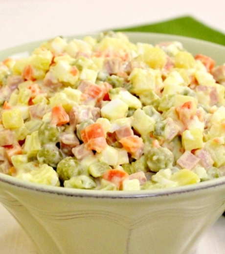 გემრიელი და ქართველ გურმანთა რიგებში დიდად პოპულარული რუსული სალათის მარტივი რეცეპტი კულინარიაზე.