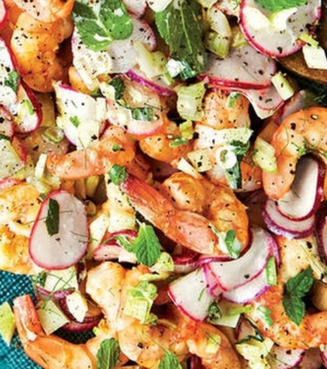 გემრიელი და ამავდროულად ლამაზი კრევეტებისა და ბოლოკის სალათა ჯანსაღი ინგრედიენტებით.