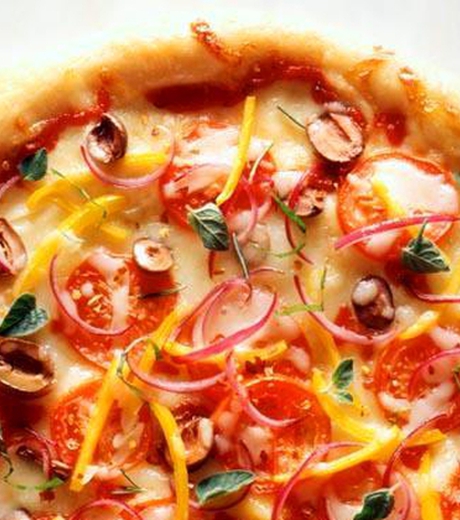ბოსტნეულის პიცა - პომიდვრით, მოცარელათი და მწვანილით.