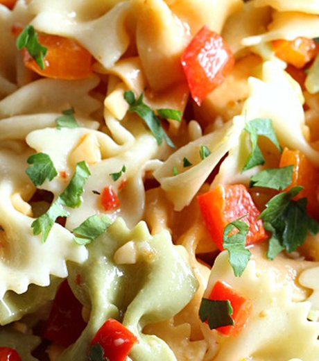 ამ მარტივი სალათის მოსამზადებლად დაგჭირდებათ ფერადი მაკარონი და სალათის გემრიელი საკმაზი.